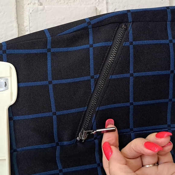 Alfani Black/Blue Zip Pockets Skirt.  Size 2P NWOT - Picture 3 of 6